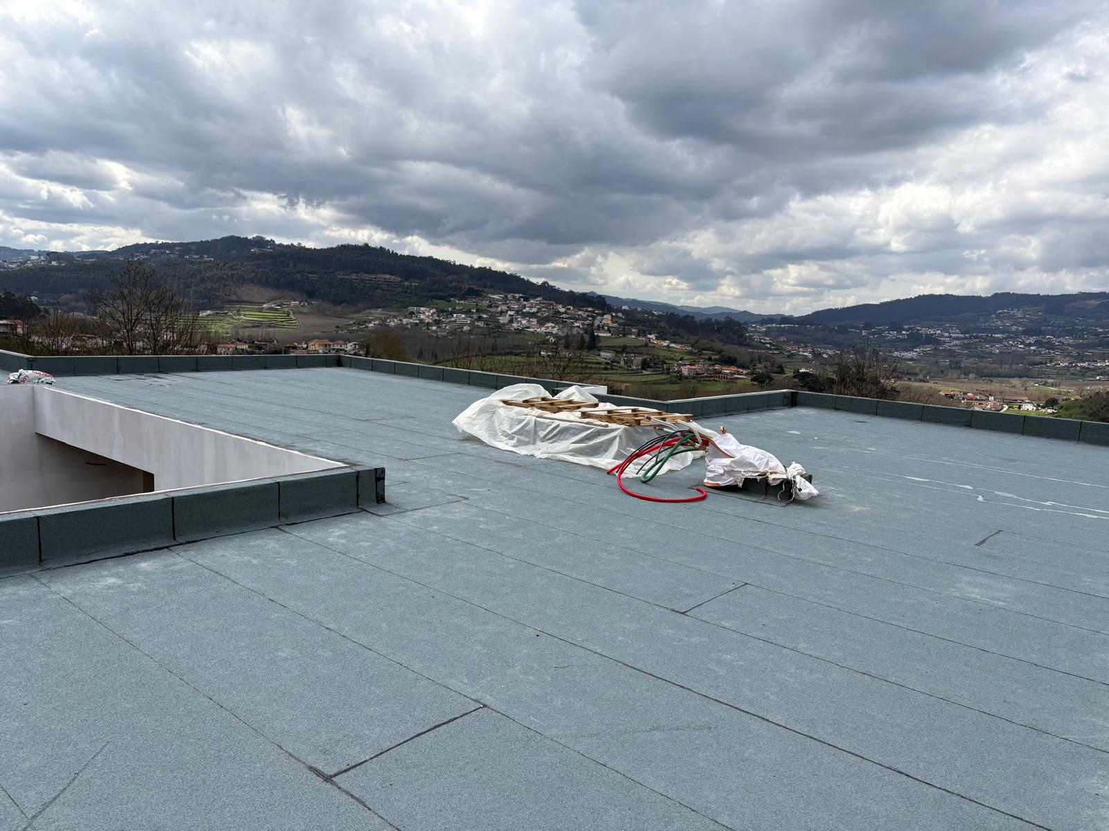 Terraço impermeabilizado com vista panorâmica sobre o vale