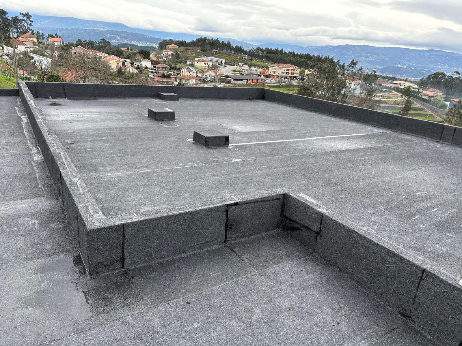 Cobertura cinzenta impermeabilizada em edifício