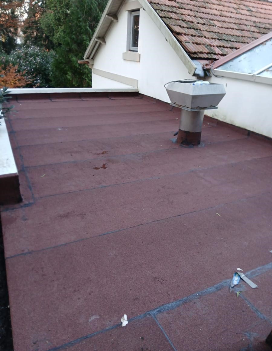 Cobertura com telhas vermelhas impermeabilizada